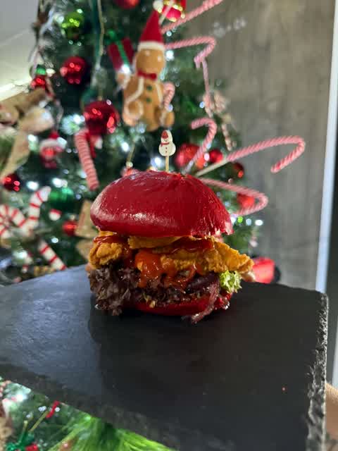 Burger v červenej žemli - Pizzeria Tominno