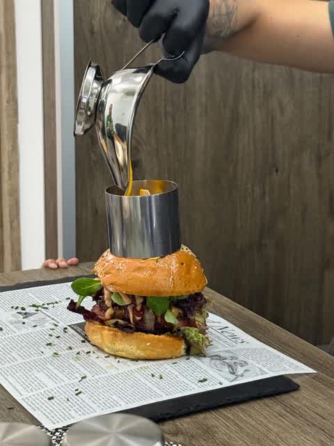 Domáci hovädzí burger s tekutým cheddar syrom