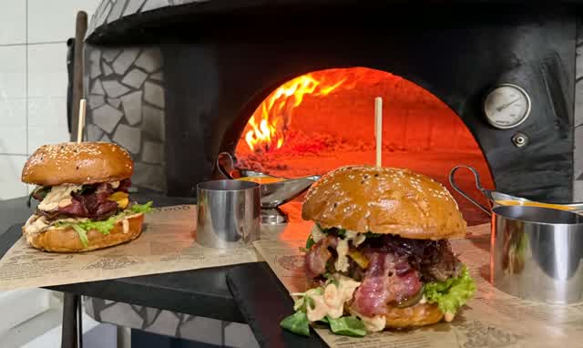 Burgery z našej kuchyne - Pizzeria Tominno