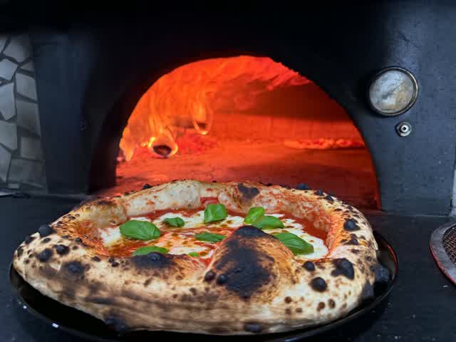 Margherita z pece na drevo - Pizzeria Tominno