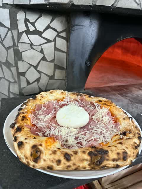 Pizza s prosciuttom a burratou - Pizzeria Tominno