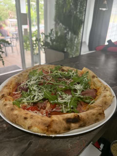 Pizza s prosciuttom a rukolou - Pizzeria Tominno