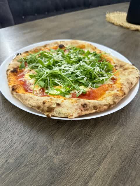 Pizza s rukolou a parmezánom - Pizzeria Tominno