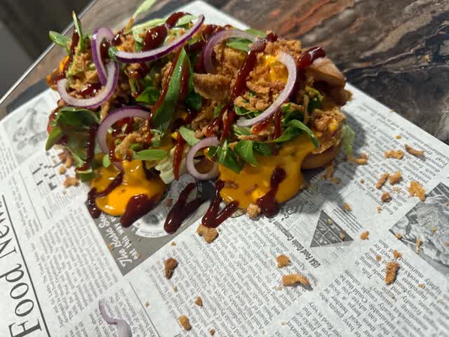 S cheddarom a BBQ omáčkou - Pizzeria Tominno